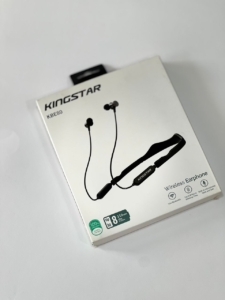 هندزفری گردنی برند : king star مایرفون بلوتوثی کینگ استار مدل KBE80 ایرفون بلوتوثی کینگ استار مدل «KBE80» در دسته ایرفون های دورگردنی قرار میگیرد. از ویژگیهای کاربردی این مدل میتوان به نگهدارنده گردنی انعطلاف پذیر آن اشاره کرد که می تواند تاثیر بسزایی در نگهداری و افزایش عمر محصول داشته باشد. این ایرفون مجهز به پنل مدیریت صدا و پاسخگویی به تماس است و کیفیت و حجم صدای خروجی قابل قبولی دارد. انرژی مورد نیاز آن از طریق باتری داخلی تامین میشود. ایرفون بلوتوثی کینگ استار مدل «KBE80» با طراحي بسيار زيبا و کيفيت ساخت بالا از وزن نسبتا کمي برخوردار است . اين امر باعث مي شود، کاربر با استفاده ي طولاني مدت خسته نشود. جنس قسمت دورگردني اين ایرفون، انعطاف پذير است و از شکسته شدن در طول فعاليت هاي روزانه جلوگيري مي کند. پاسخ به تماسهای تلفنی و پخش آهنگ فقط با فشردن یک دکمه برای شما امکان پذیر است و دکمه هاي کنترل بلندي صدا نيز تعبيه شده است که قابليت به جلو و يا عقب دادن موزيک ها را دارا ميباشد. از دیگر ویژگیهای این ایرفون میتوان بیان کرد که از طریق بلوتوث به گوشی همراه شما متصل میشود بنابراین شما را از قید و بند کابلهای صوتی رها میسازدد
