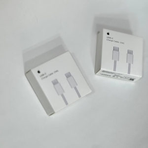 کابل شارژ آیفون ۱۶ پرو مکس از نوع USB-C به USB-C است و یک متر طول دارد. 